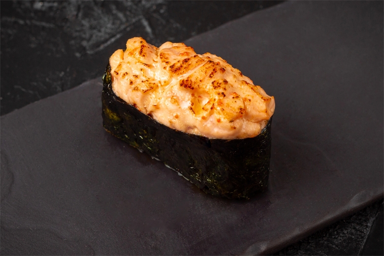 Запечённая суши лосось острая