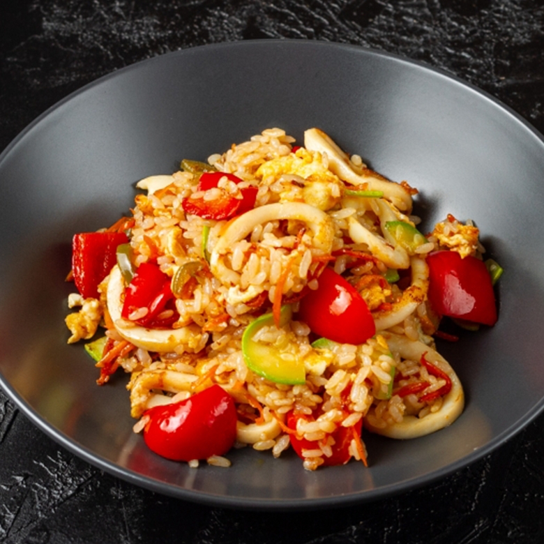 Вок с рисом, кальмаром и халапеньо